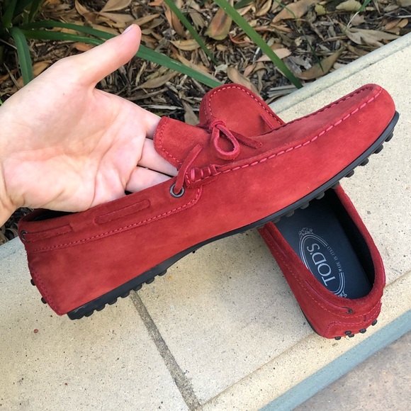 TOD’S GOMMINO DRIVING SHOES IN SUEDE.